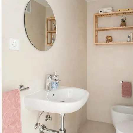 شقة Beautiful With Terrace Near The